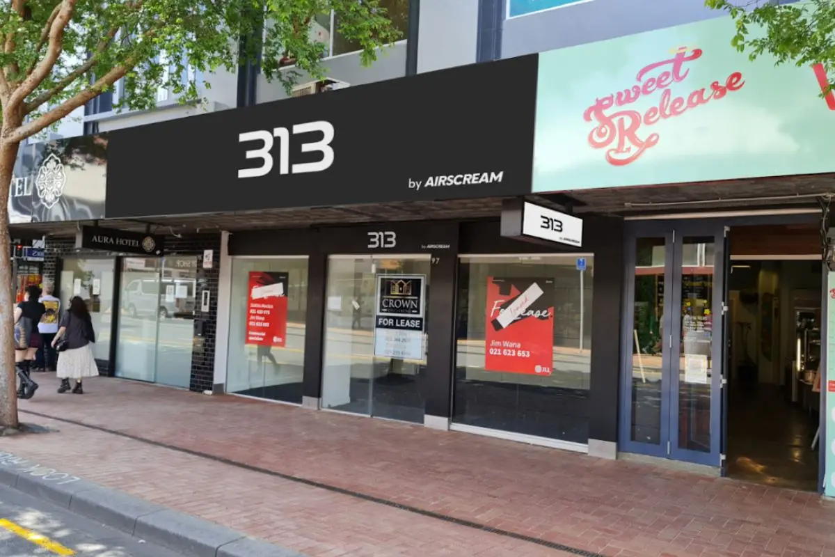 313 Vape Store By AIRSCREAM Manners St Display